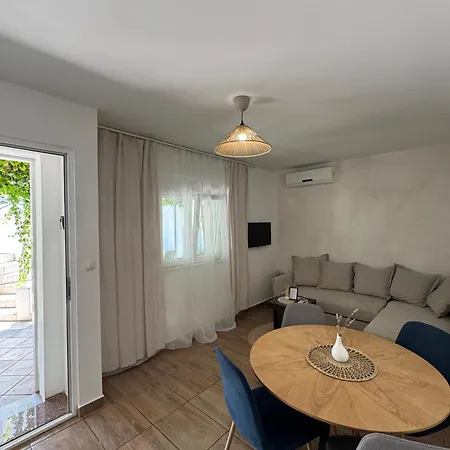 Laganini 2 - 50 M From The Sea Apartment Split