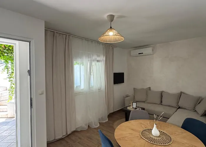 Laganini 2 - 50 M From The Sea Apartment Split